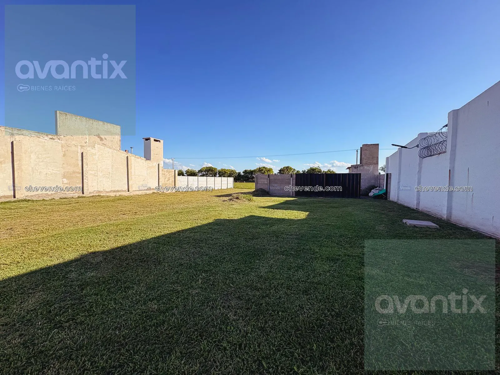 LOTE MEJORADO CON PILETA + BAÑO EN B° ANTÁRTIDA