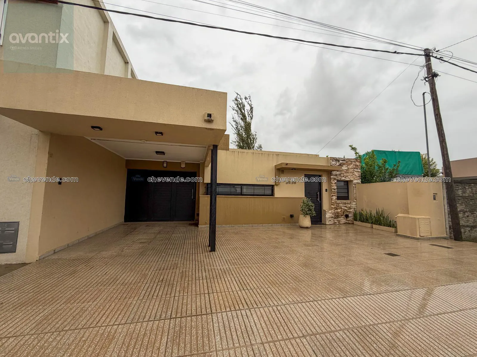 Casa de 3 dormitorios con galería y piscina