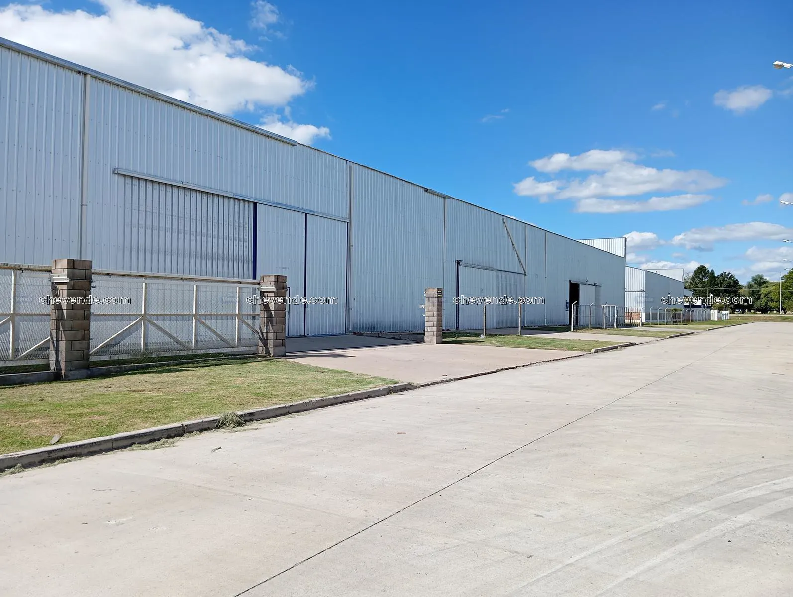 Galpones de 900 y 2100 m2.