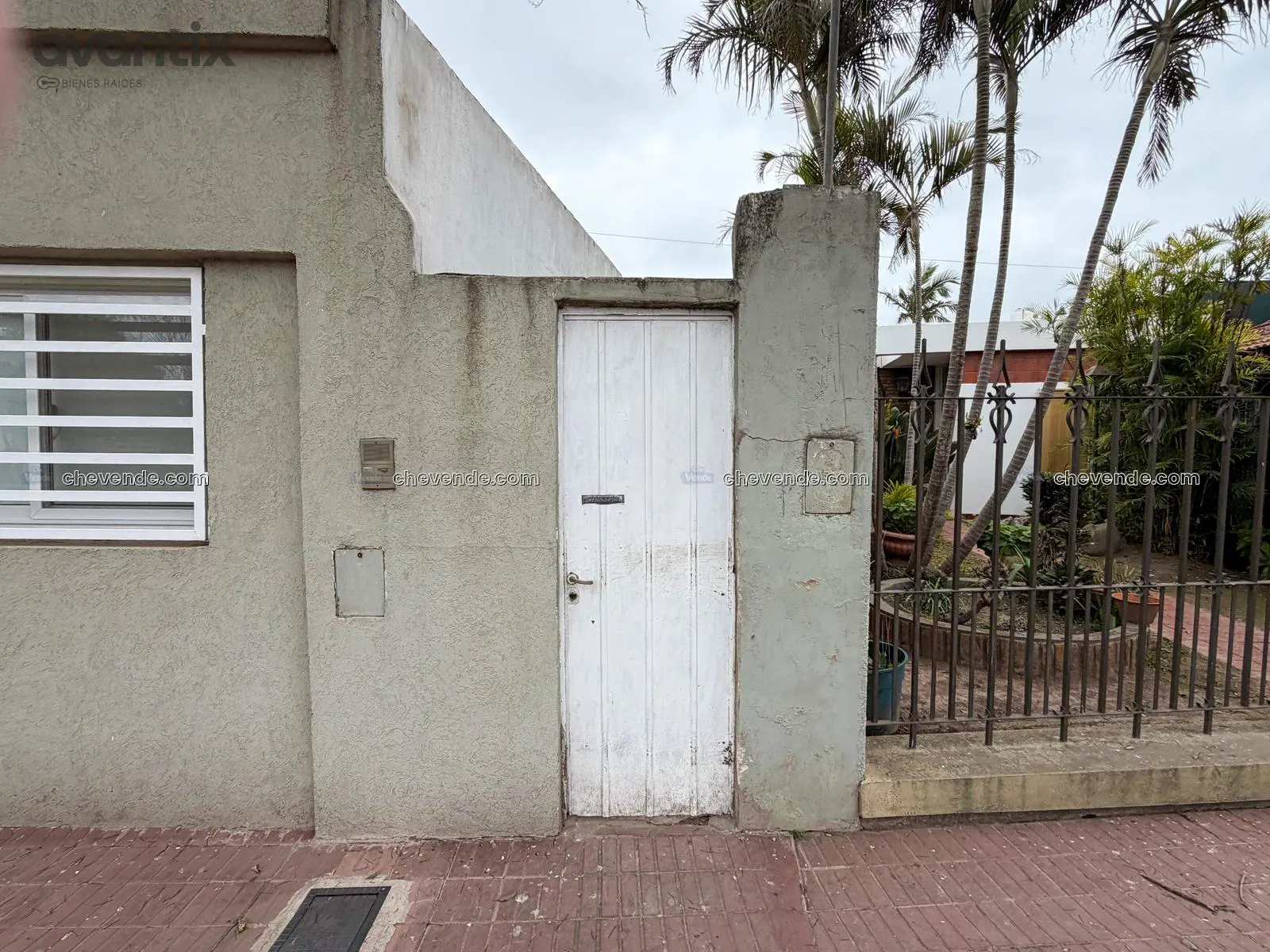 Galpón con amplio acceso vehicular y departamento interno