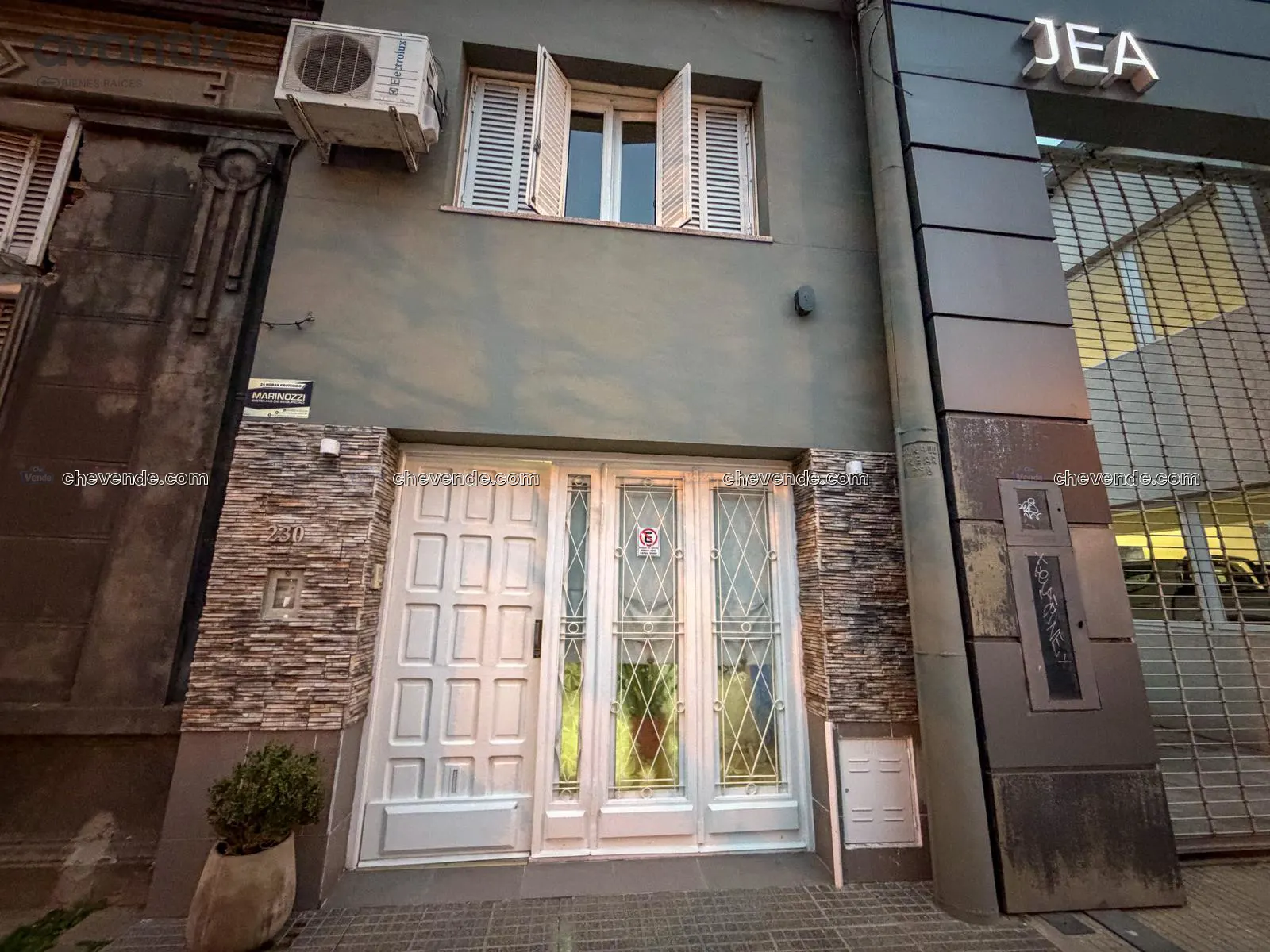 Casa céntrica de 2 habitaciones y cochera