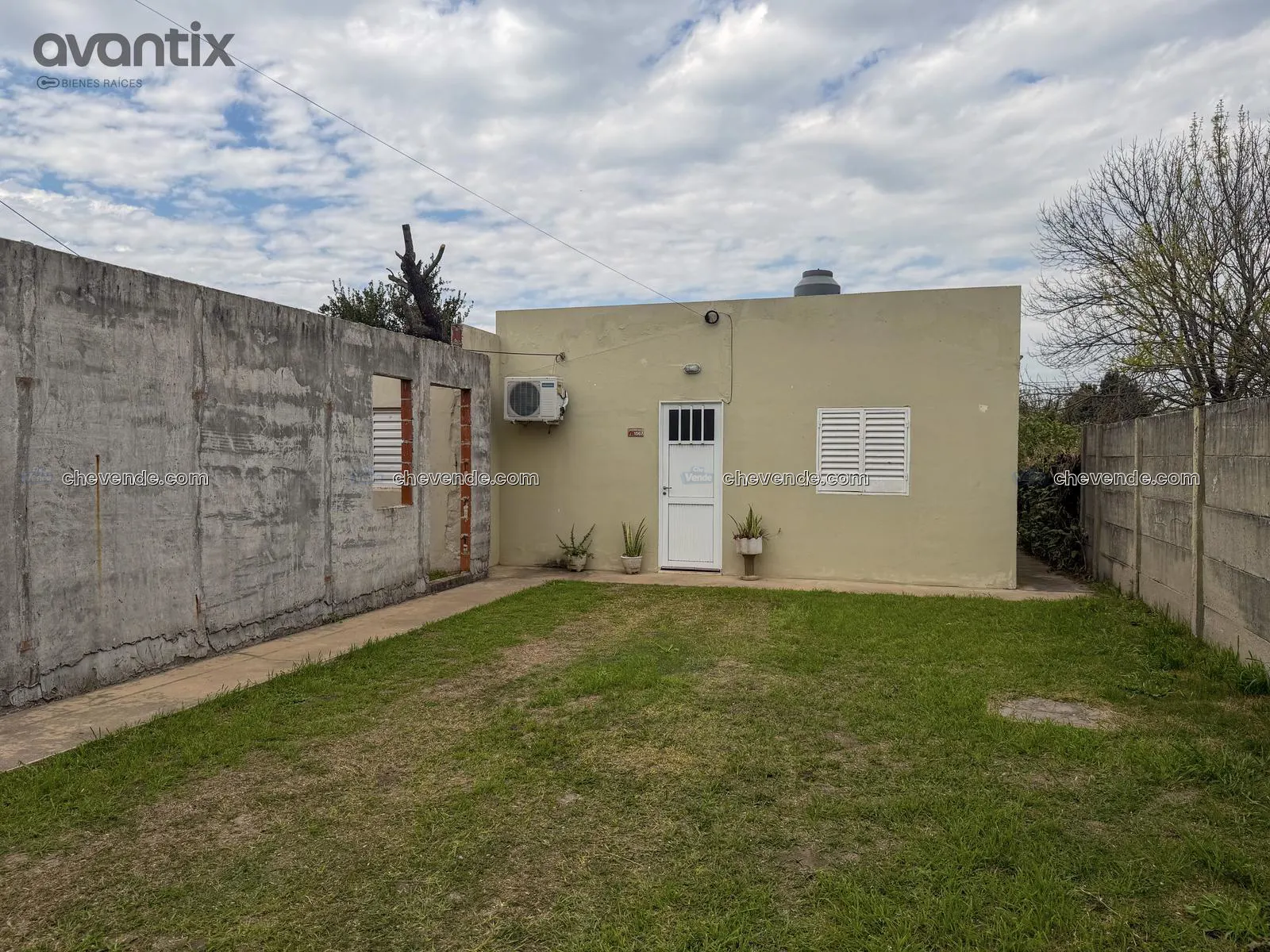 Propiedad de 2 habitaciones y amplio patio
