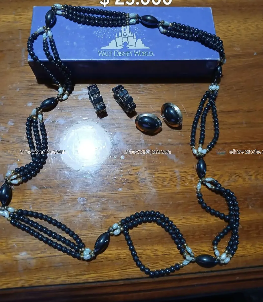 Cartera chica uso diario con 2 juegos de collares y aros.