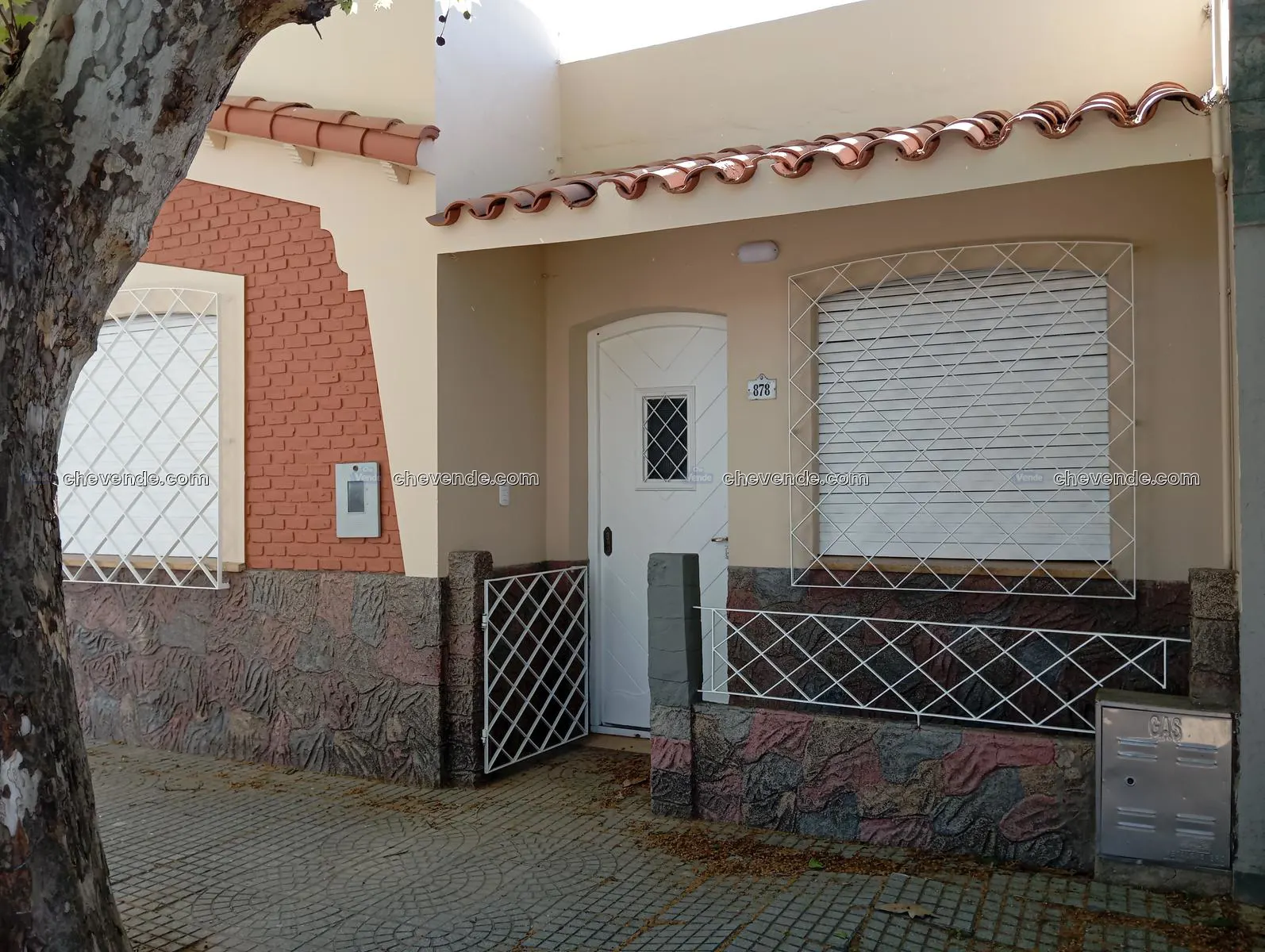 Casa de 2 dormitorios, con todos los servicios!