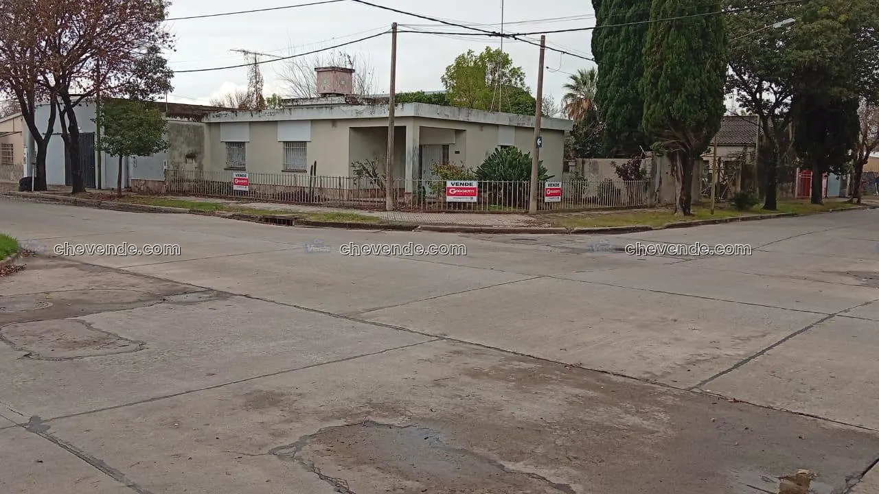 Casa en esquina sobre importante Terreno