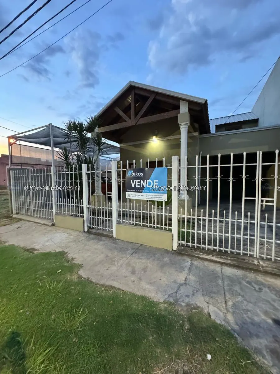 Casa en venta, con pileta en calle Brasil.