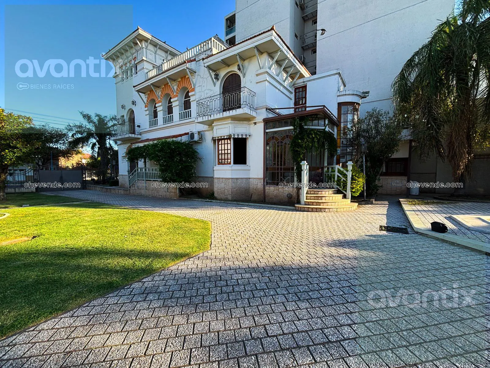 EXCLUSIVO CASTILLO CON QUINCHO Y PISCINA - BV. YRIGOYEN