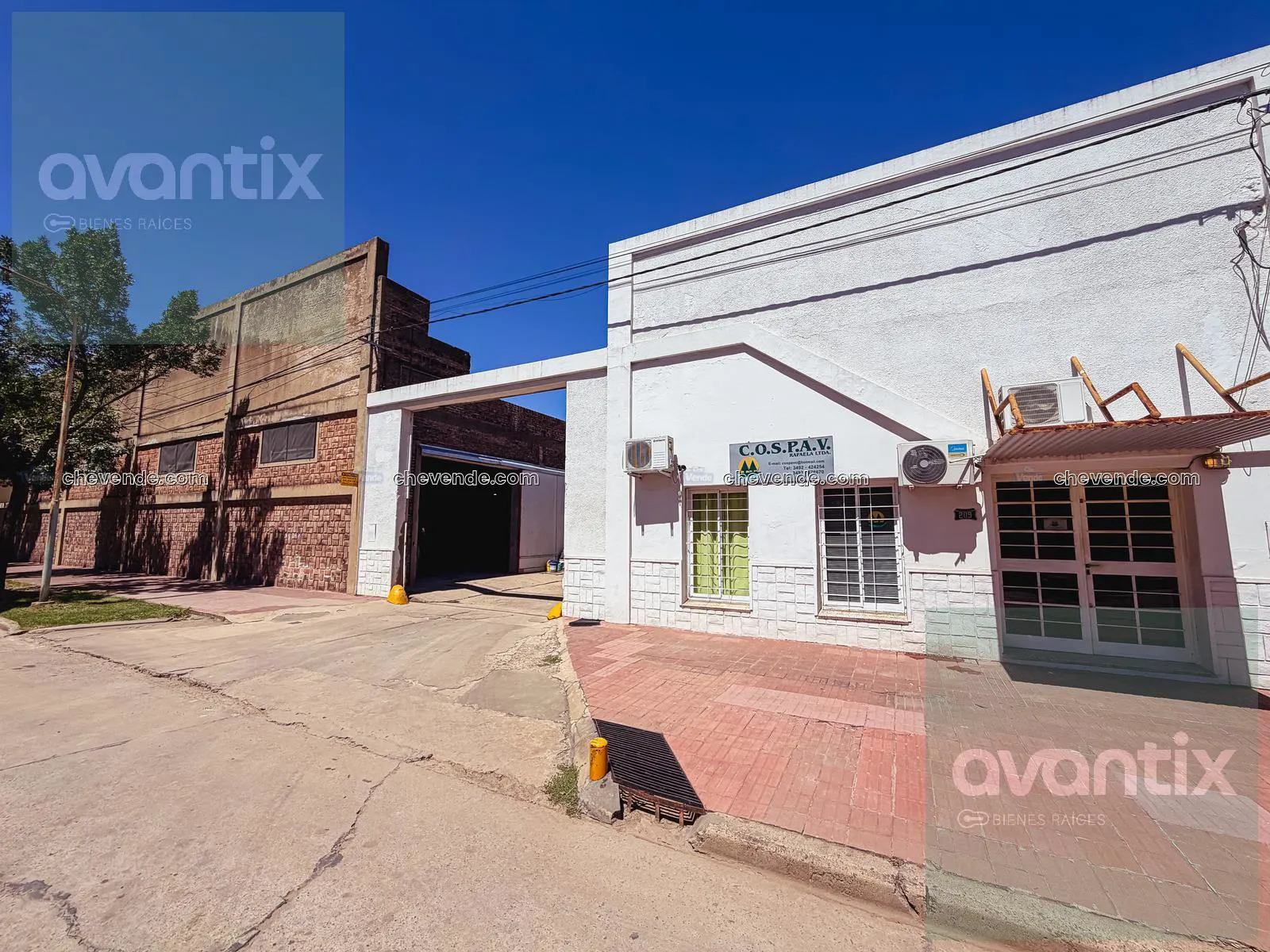 Depósito comercial de gran escala en zona urbana